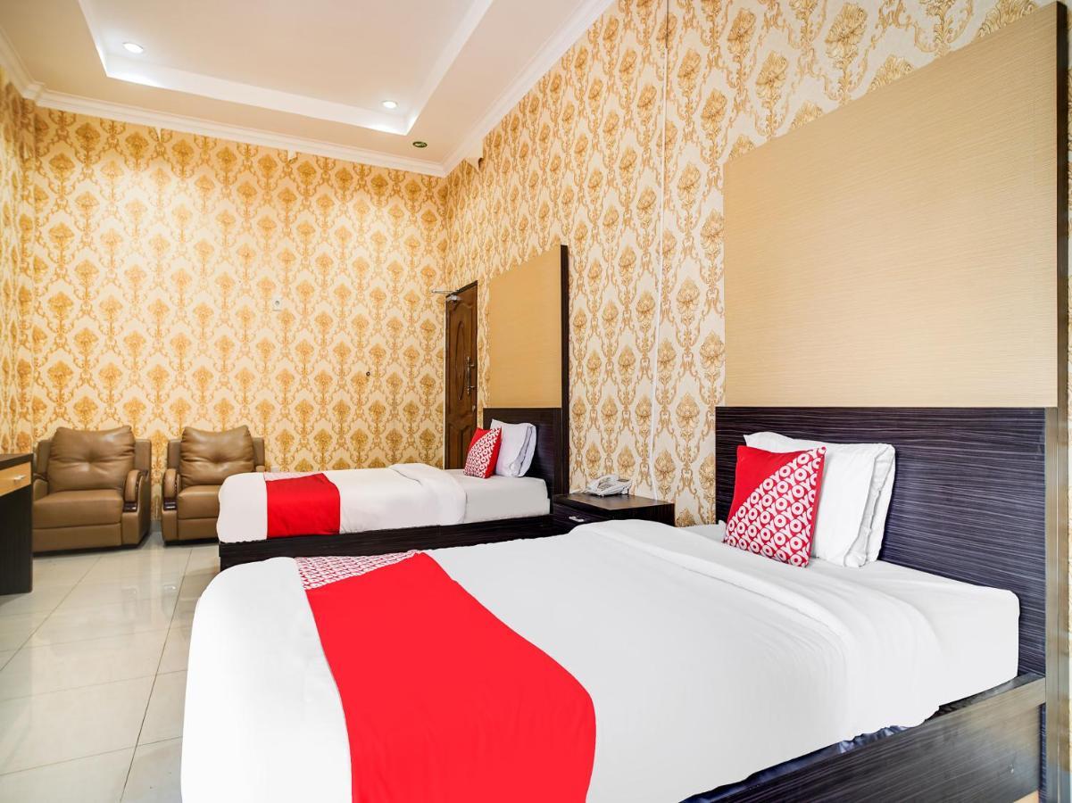 Capital O 540 Esther Hotel Balige Esterno foto