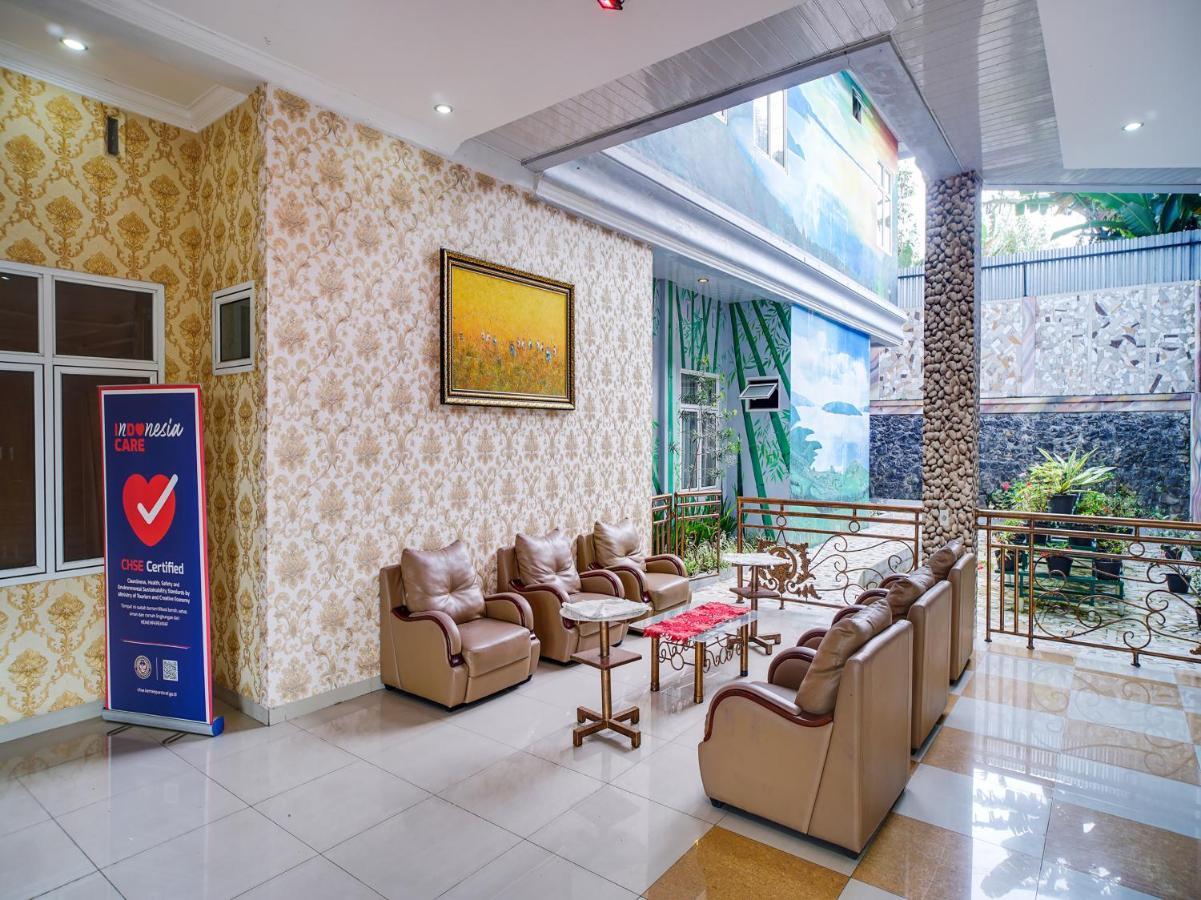 Capital O 540 Esther Hotel Balige Esterno foto