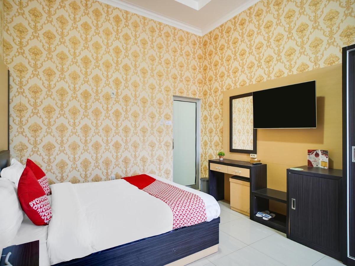 Capital O 540 Esther Hotel Balige Esterno foto