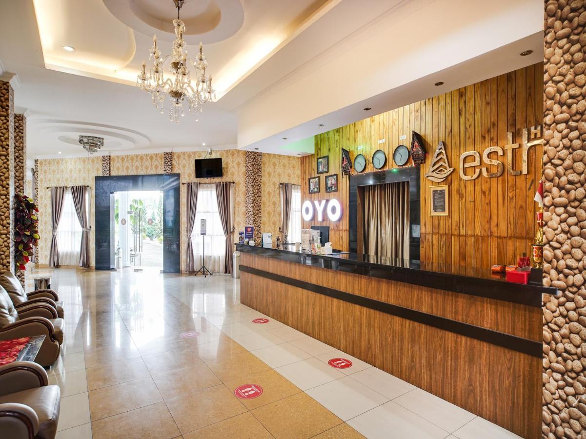 Capital O 540 Esther Hotel Balige Esterno foto