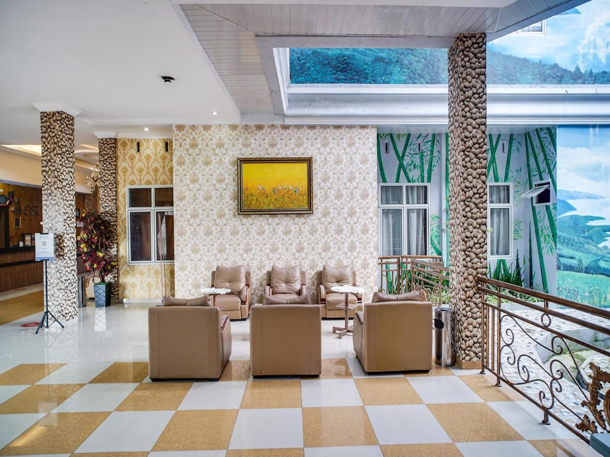 Capital O 540 Esther Hotel Balige Esterno foto