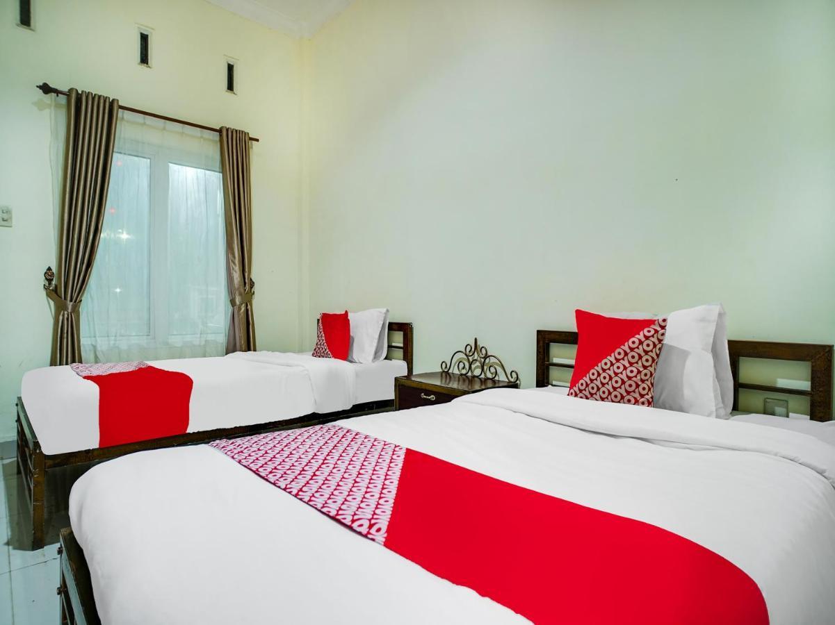 Capital O 540 Esther Hotel Balige Esterno foto