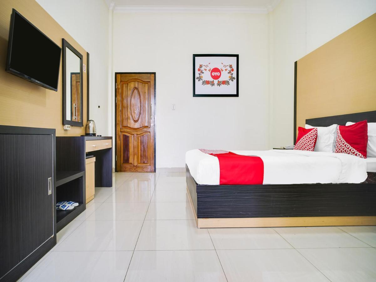 Capital O 540 Esther Hotel Balige Esterno foto