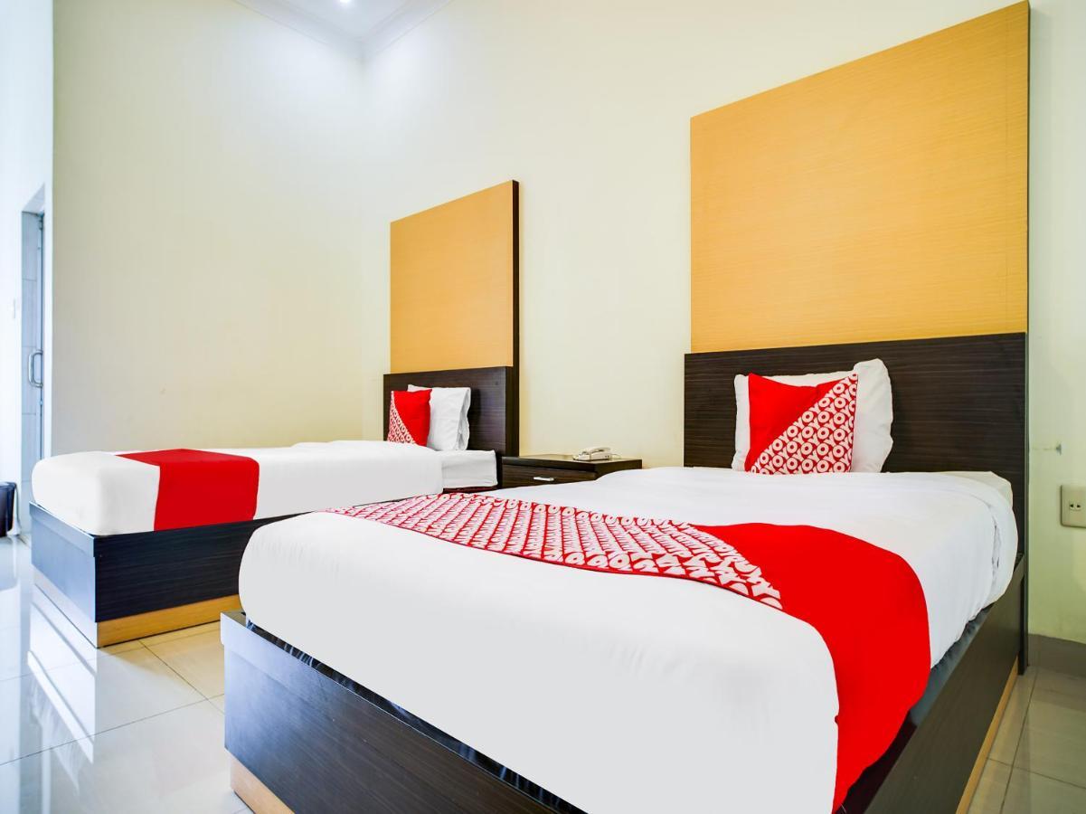 Capital O 540 Esther Hotel Balige Esterno foto