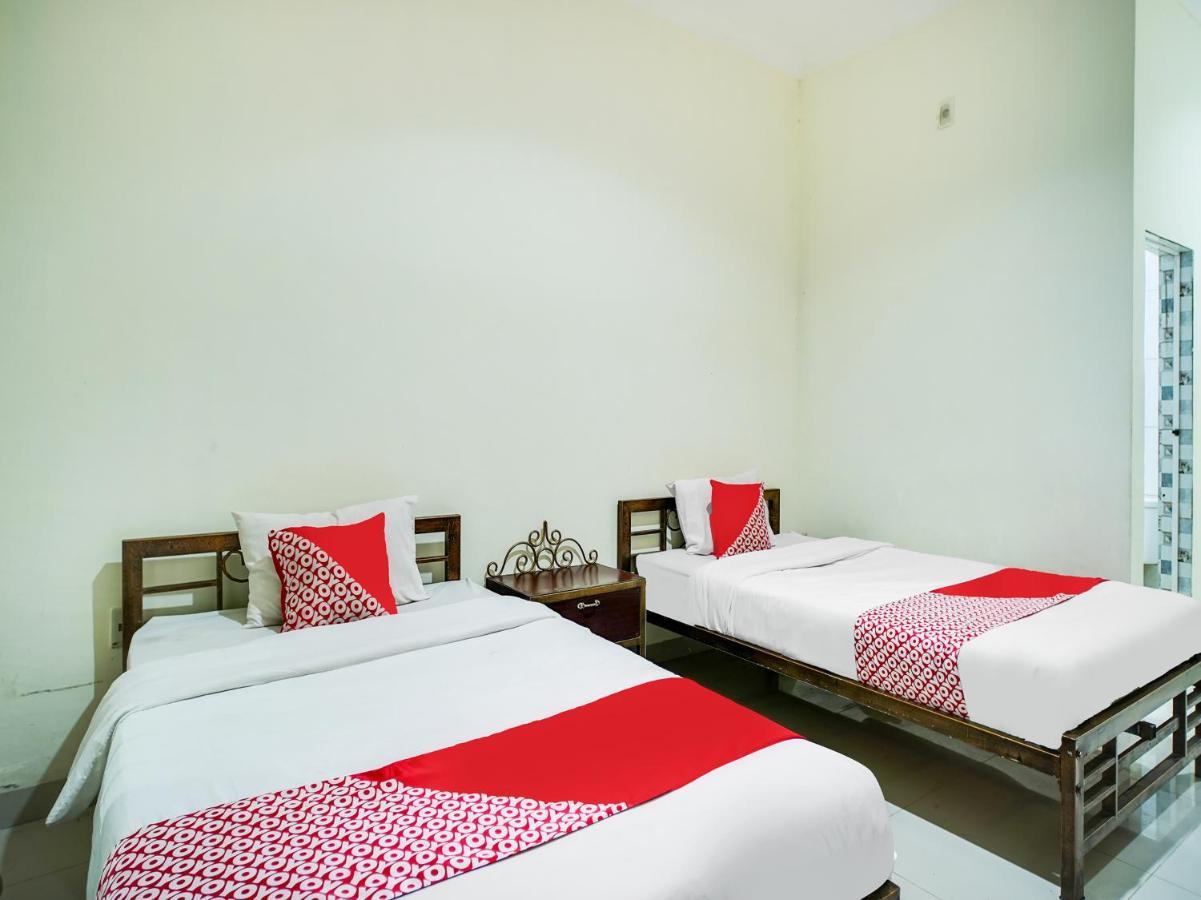 Capital O 540 Esther Hotel Balige Esterno foto