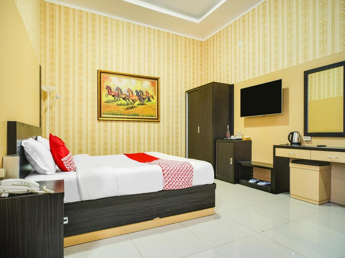 Capital O 540 Esther Hotel Balige Esterno foto