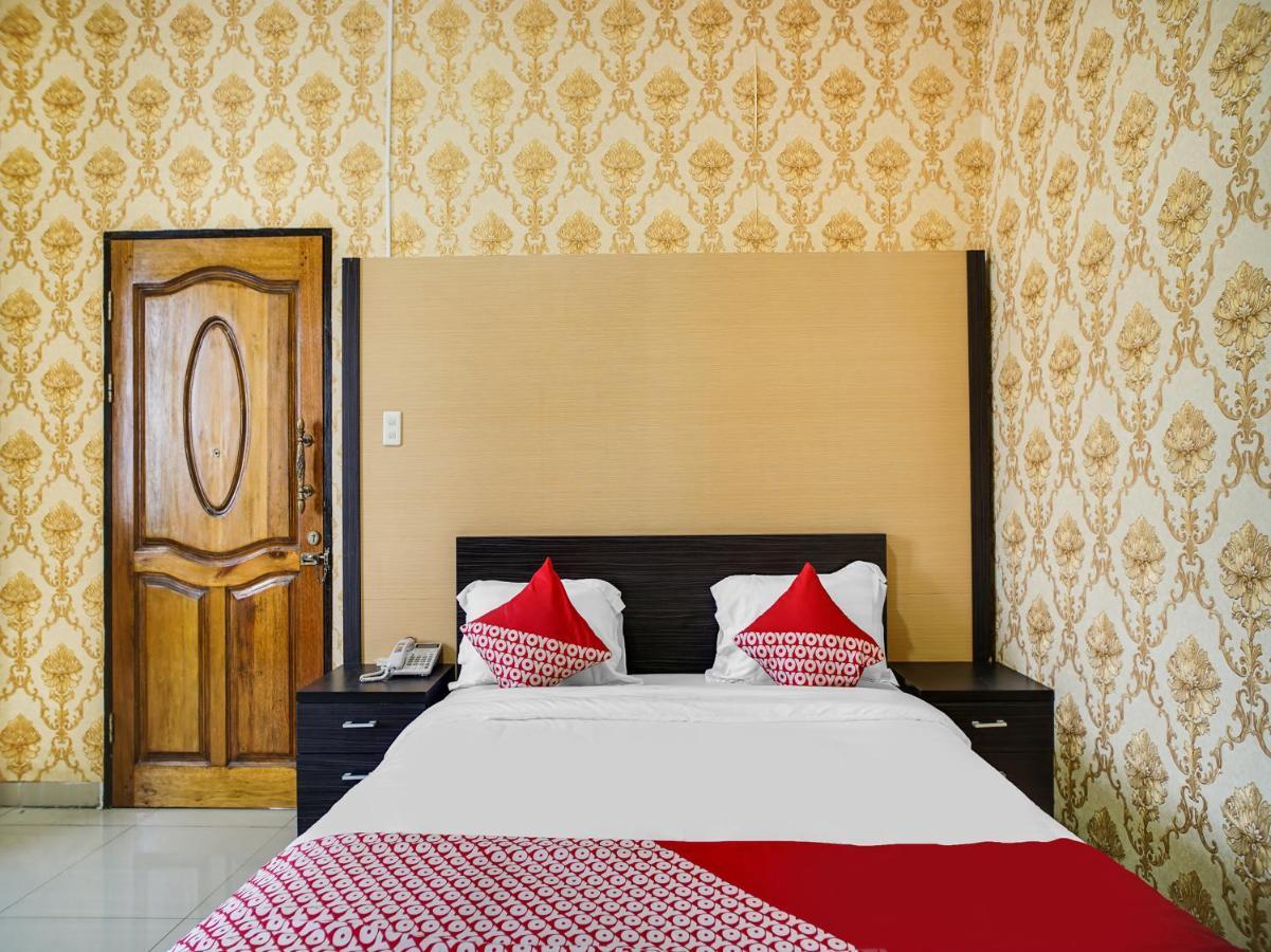 Capital O 540 Esther Hotel Balige Esterno foto