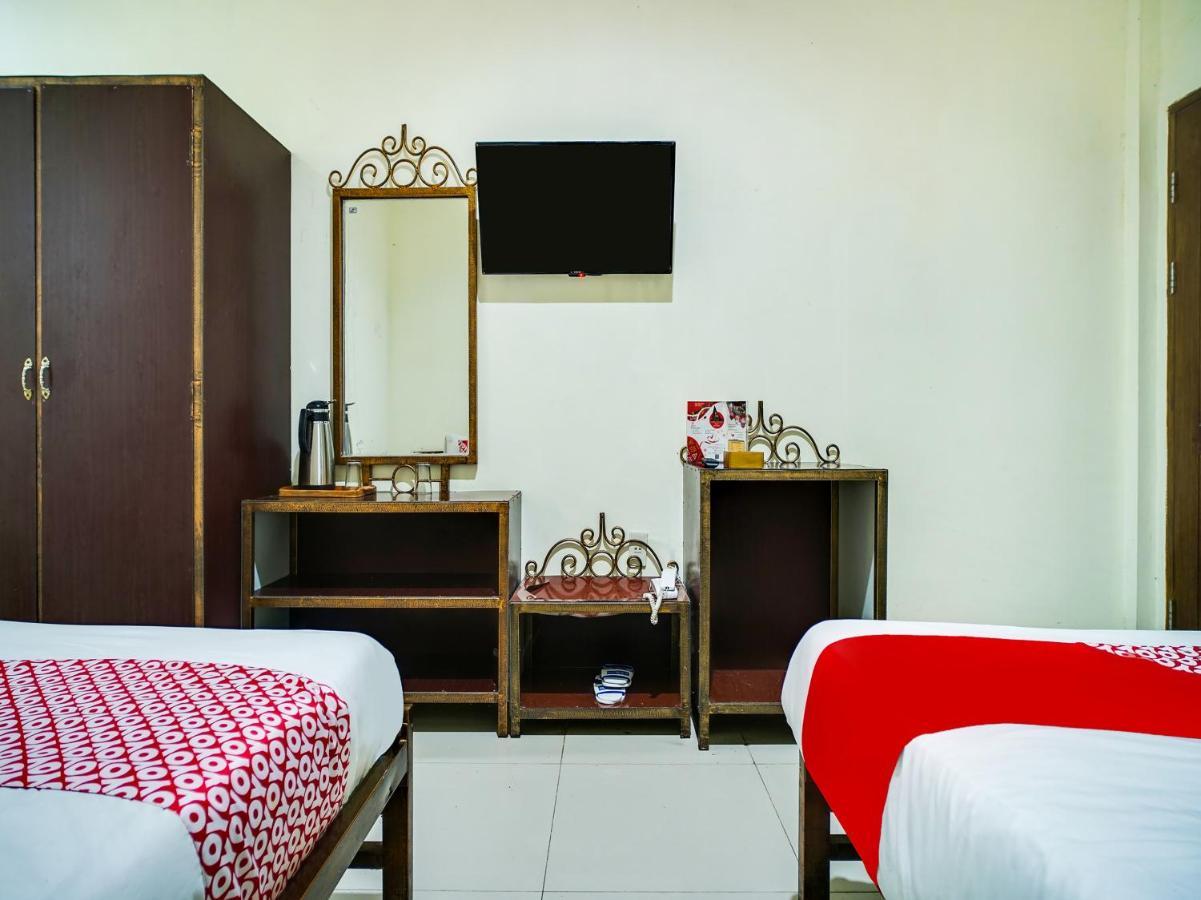 Capital O 540 Esther Hotel Balige Esterno foto